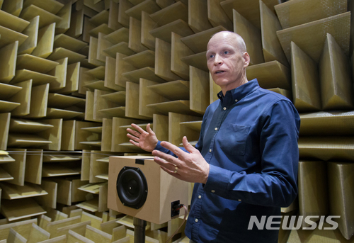【서울=뉴시스】심동준 기자 = 12일(현지 시간) 미국 로스엔젤레스 인근 발렌시아 소재 삼성전자 오디오랩에서 랩장인 앨런 드반티어(Allan Devantier) 상무가 연구소 내 무향실(Anechoic Chamber)에 대해 설명을 하고 있다. 2018.01.15 (사진 = 삼성전자 제공) s.won@newsis.com