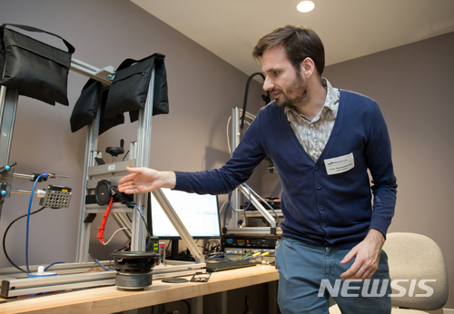 【서울=뉴시스】심동준 기자 = 12일(현지 시간) 미국 로스엔젤레스 인근 발렌시아 소재 삼성전자 오디오랩에서 연구원이 연구소 내 측정 시설에 대해 설명을 하고 있다. 2018.01.15 (사진 = 삼성전자 제공)&nbsp; s.won@newsis.com