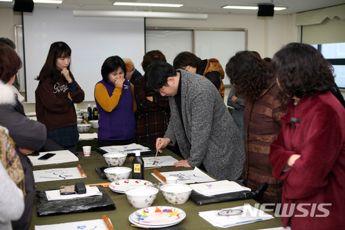 【대전=뉴시스】 전국 교원들이  한밭대에서 열린 동계 직무연수에서 캘리그라피 교육을 받고 있다.(사진=한밭대 제공)