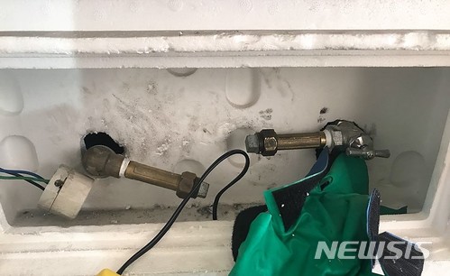 【안양=뉴시스】 장태영 기자 = 15일 빈집의 누수조치가 마무리돤 경기 안양시 덕현지구의 한 아파트에서 누수가 발생했다. 이 아파트 중 모든 입주세대가 이주한 한 라인의 빈집 계량기함에는 누수캡이 설치되 마른 상태를 보이고 있다. .2018.01.15. jty1414@newsis.com