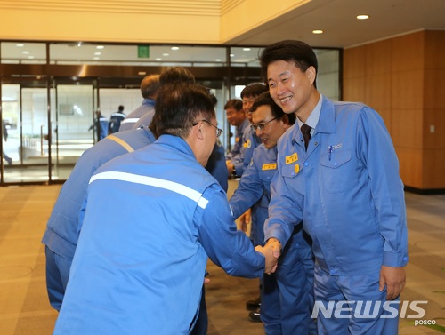 【포항=뉴시스】강진구 기자 = 포스코 포항제철소는 15일 오전 본사 대회의장에서 포스코패밀리 임직원 300여명이 참석한 가운데 오형수 제21대 포항제철소장 취임식을 개최했다.사진은 이날 포항제철소 임직원들과 인사하는 신임 오형수 포항제철소장.2018.01.15.(사진=포스코 제공)  photo@newsis.com