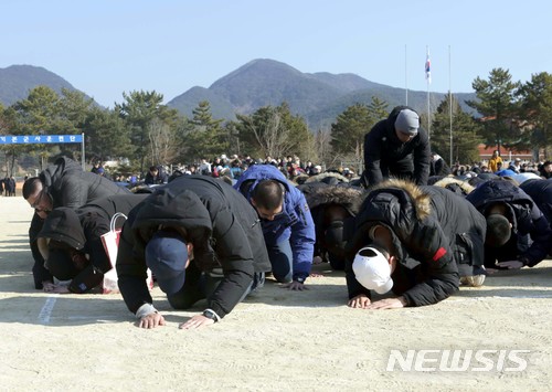 【진주=뉴시스】정경규 기자 = 15일 경남 진주 공군교육사령부 기본군사훈련단 대연병장에서 열린 2018년 첫 공군병 784기 입영식에서 입영자들이 가족을 향해 큰절을 올리고 있다.2018.01.15.(사진=공군 제공) photo@newsis.com