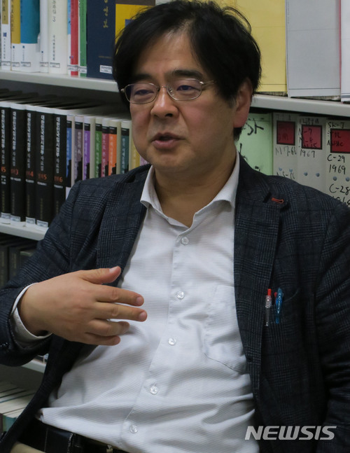 【도쿄=뉴시스】 조윤영 특파원 = 12일 기미야 다다시(木宮正史) 도쿄대학교 교수가 도쿄대학교 연구실에서 뉴시스와의 인터뷰에 응하고 있다. 2018.01.16 yuncho@newsis.com 