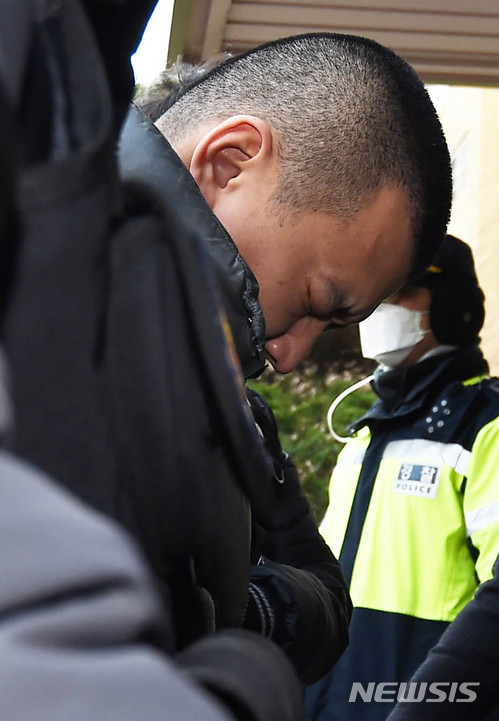 【용인=뉴시스】이정선 기자 = 김성관(35)씨가 지난 1월15일 경기 용인 처인구의 한 아파트에서 현장검증을 위해 건물로 들어가고 있다. 2018.01.15. ppljs@newsis.com