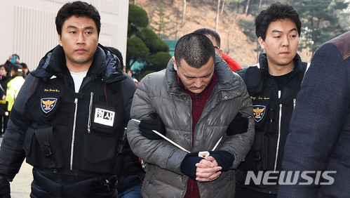 【용인=뉴시스】이정선 기자 = 돈을 목적으로 재혼한 친모 일가족을 살해하고 뉴질랜드로 도피했다 강제 송환된 김성관(35)이 15일 오후 경기 용인 처인구의 한 아파트에서 현장검증을 위해 건물로 들어가고 있다. 2018.01.15. ppljs@newsis.com