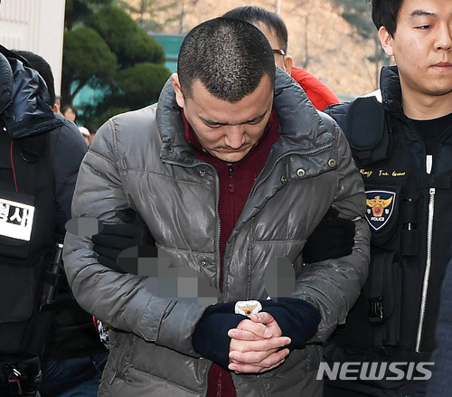 【용인=뉴시스】이정선 기자 = 돈을 목적으로 재혼한 친모 일가족을 살해하고 뉴질랜드로 도피했다 강제 송환된 김성관(35)이 15일 오후 경기 용인 처인구의 한 아파트에서 현장검증을 위해 건물로 들어가고 있다. 2018.01.15. ppljs@newsis.com