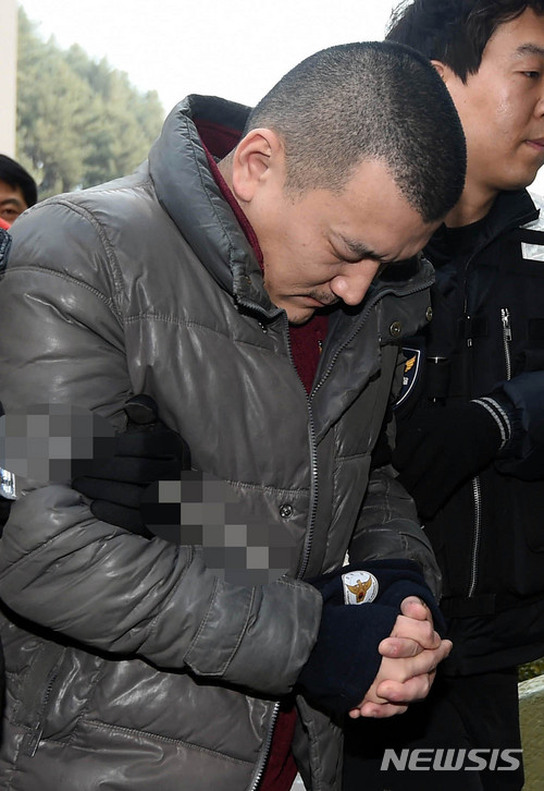 【용인=뉴시스】이정선 기자 = 돈을 목적으로 재혼한 친모 일가족을 살해하고 뉴질랜드로 도피했다 강제 송환된 김성관(35)이 15일 오후 경기 용인 처인구의 한 아파트에서 현장검증을 위해 건물로 들어가고 있다. 2018.01.15. ppljs@newsis.com