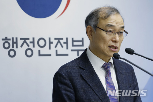 【서울=뉴시스】최동준 기자 = 안병우 국가기록관리혁신 TF 위원장이 15일 서울 세종로 정부서울청사 행정안전부 브리핑실에서 국가기록관리 혁신 TF 활동결과 브리핑을 하고 있다. 2018.01.15.&nbsp; photocdj@newsis.com
