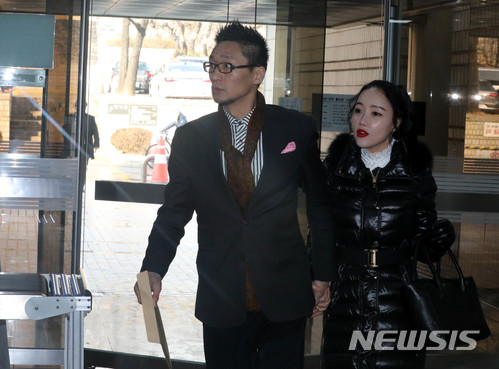 【서울=뉴시스】박주성 기자 = 횡령 및 사기혐의로 재판을 받고 있는 왕진진(전준주)이 부인 낸시랭과 15일 오후 서울 서초구 서울중앙지방법원에서 열린 공판에 출석하고 있다. 2018.01.15. park7691@newsis.com