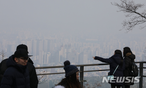 【서울=뉴시스】고범준 기자 = 안개에 먼지가 뒤엉키면서 시야가 무척 흐린 15일 오후 서울 용산구 남산공원 N서울타워에서 바라본 서울 도심이 뿌옇게 보이고 있다. 2018.01.15. bjko@newsis.com