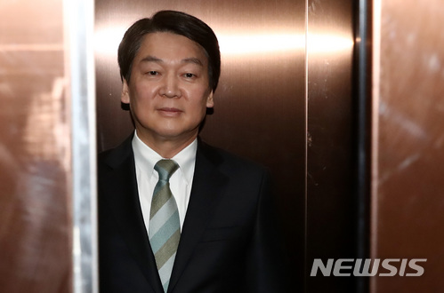 【서울=뉴시스】이영환 기자 = 국민의당 안철수 대표가 비공개 당무위원회의에 참석하기 위해 15일 오후 서울 영등포구 국민의당 당사로 들어서 엘리베이터에 탑승하고 있다. 2018.01.15.  20hwan@newsis.com