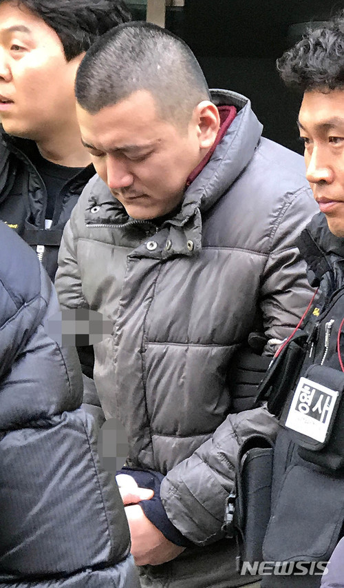 【용인=뉴시스】김지호 기자 = 돈을 목적으로 친모 일가족을 살해한 김성관(35)이 15일 오후 경기 용인 처인구의 한 아파트에서 현장검증을 마친 뒤 나오고 있다. 2018.01.15. kjh1@newsis.com