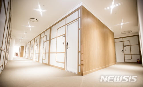 인천공항 제2터미널 캡슐호텔 '다락휴' 객실 외관과 복도.