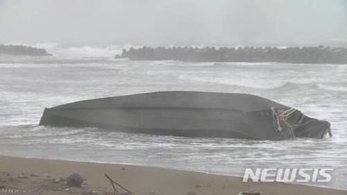 [서울=뉴시스]일본 가나자와 해안에서  2018년 1월 발견된 북한 어선 추정 목조선(NHK 캡처). <사진은 기사 내용과 무관함> 2019.01.13 