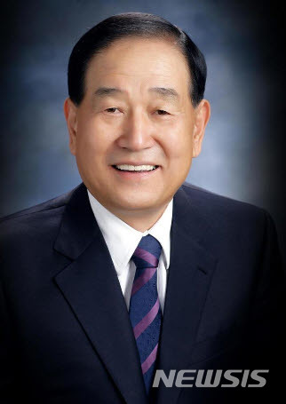 【순천=뉴시스】김석훈 기자 =16일 전남 순천시 아너 소사이어티(Honor Society) 제8호에 가입한 삼원기업㈜ 김윤중(76) 회장. 2018.01.16. (사진=순천시청 제공) kim@newsis.com