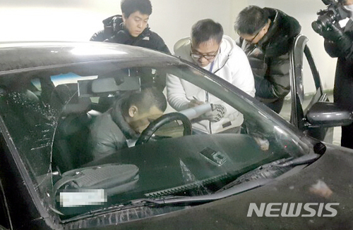 【수원=뉴시스】김지호 기자 = 16일 오후 강원 횡성군의 한 콘도 주차장에서 친모 일가족을 살해한 혐의(강도살인 등)로 구속된 김성관(35)씨가 경찰과 함께 현장검증을 진행하고 있다. 2018.01.16 (사진=경기 용인동부경찰서 제공) photo@newsis.com