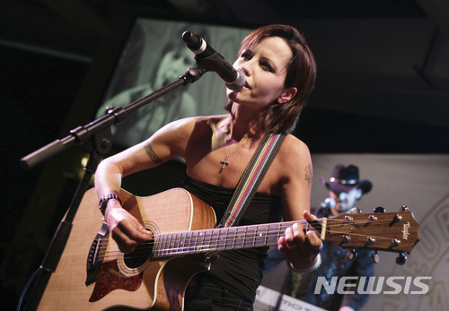 【칸=AP/뉴시스】 아일랜드 록밴드 크랜베리스의 리드싱어 돌로레스 오리어던이 15일(현지시간) 만 46세로 돌연 사망했다. 오리어던이 지난 2008년 1월27일 프랑스 남부도시 칸에서 열린 EBBA 시상식에서 노래하고 있다. 2018.01.16