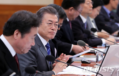 【서울=뉴시스】전진환 기자 = 문재인 대통령이 16일 오전 청와대 세종실에서 국무회의를 주재하기에 앞서 국무위원들을 바라보고 있다. 2018.01.16. amin2@newsis.com