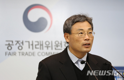 【세종=뉴시스】강종민 기자 = 최무진 공정거래위원회 기업거래정책국장이 16일 오전 정부세종청사에서 최저임금 상승 부담을 원사업자와 나눌수 있도록 한 개정 하도급법에 대해 설명하고 있다. 2018.01.16. ppkjm@newsis.com