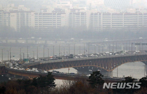 【서울=뉴시스】박진희 기자 = 서울시가 초미세먼지(PM-2.5)민감군 주의보를 발령한 16일 오후 서울 도심의 시계가 잿빛으로 보이고 있다. 민감군 주의보는 초미세먼지 시간평균농도가 75㎍/㎥ 이상이 2시간 지속될 때 발령된다. 2018.01.16. pak7130@newsis.com