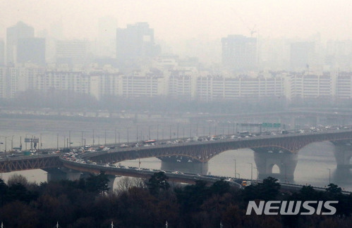 【서울=뉴시스】박진희 기자 = 서울시가 초미세먼지(PM-2.5)민감군 주의보를 발령한 16일 오후 서울 도심의 시계가 잿빛으로 보이고 있다.민감군 주의보는 초미세먼지 시간평균농도가 75㎍/㎥ 이상이 2시간 지속될 때 발령된다. 2018.01.16.pak7130@newsis.com