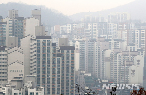【서울=뉴시스】박진희 기자 = 올해 서울 강남에서 불기 시작한 부동산 오름세가 한강을 넘어 이른바 '마·용·성'으로 불리는 마포구, 용산구, 성동구의 강북으로 확대되며, 한강변 지역의 주요 아파트가격이 초강세를 보이고 있다. 사진은 16일 '마·용·성' 지역의 한 곳인 성동구 한강변 지역의 아파트가 초미세먼지 영향으로 뿌옇게 보이고 있다. 2018.01.16.pak7130@newsis.com