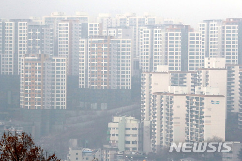 【서울=뉴시스】박진희 기자 = 올해 서울 강남에서 불기 시작한 부동산 오름세가 한강을 넘어 이른바 '마·용·성'으로 불리는 마포구, 용산구, 성동구의 강북으로 확대되며, 한강변 지역의 주요 아파트가격이 초강세를 보이고 있다. 사진은 16일 '마·용·성' 지역의 한 곳인 성동구 한강변 지역의 아파트가 초미세먼지 영향으로 뿌옇게 보이고 있다. 2018.01.16.pak7130@newsis.com