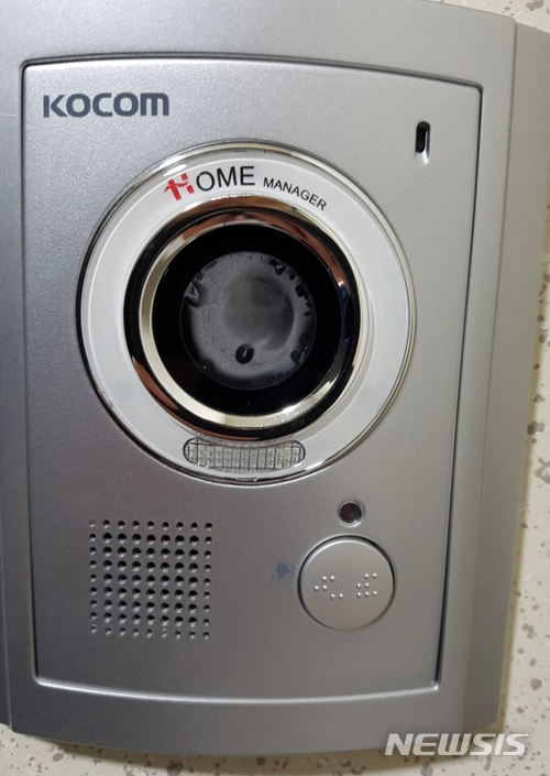 【나주=뉴시스】이창우 기자 = 16일 중흥건설이 '명품' 주거 단지로 조성한 광주전남공동(나주)혁신도시 내 공급 아파트에서 겨울철 '결로(結露·이슬 맺힘) 민원'이 폭증하면서 주민 불만이 가중되고 있다. 결로 민원은 안방과 연결된 '드레스룸(옷방) 발생 민원'이 대다수를 차지하고 있다. 사진은 현관 초인종 카메라 렌즈 안에 결로 현상으로 맺힌 물방울. 2018.01.16 lcw@newsis.com