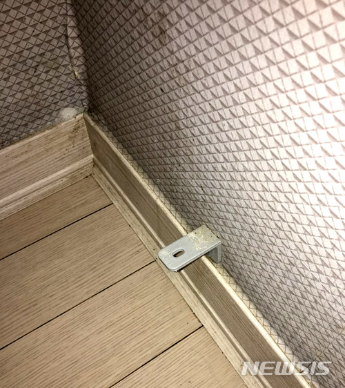 【나주=뉴시스】이창우 기자 = 16일 중흥건설이 '명품' 주거 단지로 조성한 광주전남공동(나주)혁신도시 내 공급 아파트에서 겨울철 '결로(結露·이슬 맺힘) 민원'이 폭증하면서 주민 불만이 가중되고 있다. 결로 민원은 안방과 연결된 '드레스룸(옷방) 발생 민원'이 대다수를 차지하고 있다. 사진은 드레스룸 벽면에 결로로 인해 피어난 곰팡이. 2018.01.16 (사진= 나주 중흥S클래스 모빌 앱 캡처) lcw@newsis.com