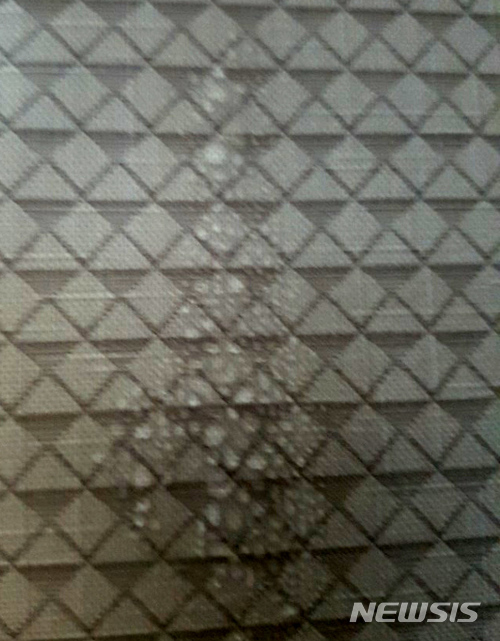 【나주=뉴시스】이창우 기자 = 16일 중흥건설이 '명품' 주거 단지로 조성한 광주전남공동(나주)혁신도시 내 공급 아파트에서 겨울철 '결로(結露·이슬 맺힘) 민원'이 폭증하면서 주민 불만이 가중되고 있다. 결로 민원은 안방과 연결된 '드레스룸(옷방) 발생 민원'이 대다수를 차지하고 있다. 사진은 드레스룸 벽체에 결로 현상으로 맺힌 물방울. 2018.01.16 (사진= 나주 중흥S클래스 모빌 앱 캡처) lcw@newsis.com