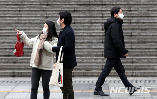 【서울=뉴시스】임태훈 기자 = 서울시와 경기 북부권에 초미세먼지 관련 주의보가 발령된 16일 오후 서울 종로구 광화문광장 인근에서 시민들이 마스크를 착용하고 있다. 2018.01.16. taehoonlim@newsis.com