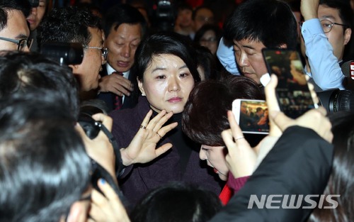 【서울=뉴시스】조성봉 기자 = 자유한국당 류여해 전 최고위원이 지난해 1월16일 오전 서울 마포구 케이터틀에서 열린 자유한국당 서울시당 신년인사회에서 서울시당원들에 의해 퇴장당하고 있다. 2018.01.16.suncho21@newsis.com