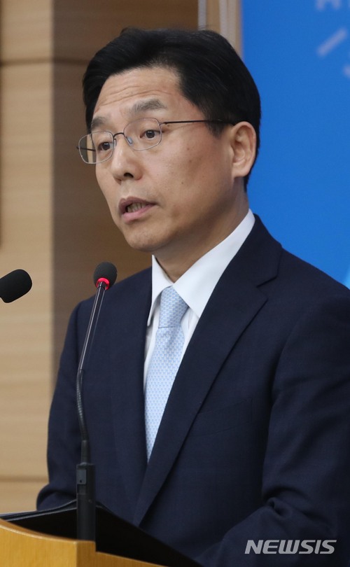 【서울=뉴시스】조성봉 기자 = 노규덕 외교부 대변인이 16일 오후 서울 종로구 외교부청사에서 열린 정례브리핑에서 ‘캐나다 벤쿠버, 한반도 안보 및 안정에 대한 외교장관 회의’ 와 관련한 취재진의 질문에 답변하고 있다. 2018.01.16. . suncho21@newsis.com