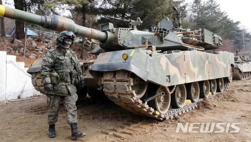 【포천=뉴시스】고범준 기자 = 16일 오후 경기도 포천시 일동면 기산리 훈련장에서 열린 육군 수도기계화보병사단(수기사) 기동훈련에 참가한 여군 전차 조종수 임현진 하사가 K1A2 전차에 탑승을 위해 이동하고 있다. 임 하사는 수기사 한신대대 전입해 전군 유일의 여군 전차 포수로 첫 임무를 부여 받았다. 현재까지 약 2,000km에 이르는 거리를 조종한 경력을 보유하고 있다. 2018.01.16. bjko@newsis.com