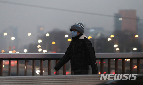 【서울=뉴시스】임태훈 기자 = 서울형 미세먼지 비상저감조치가 발령된 16일 오후 마스크를 착용한 시민이 서울 성동구 성동교를 걷고 있다.&nbsp; 서울시는 이날 오후 5시를 기해 서울형 미세먼지(PM2.5) 비상저감조치를 발령했다. 이에 따라 오는 17일 출·퇴근 시간 대중교통을 이용하는 시민들은 이용 요금이 면제된다. 2018.01.16.&nbsp; taehoonlim@newsis.com