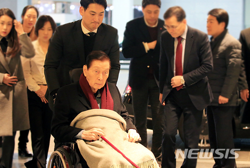 【서울=뉴시스】고승민 기자 = 롯데그룹 창업주 신격호 총괄회장이 지난 1월16일 국내 최고층 빌딩인 서울 잠실 롯데월드타워로 거처를 옮겼다. 2018.01.16. photo@newsis.com