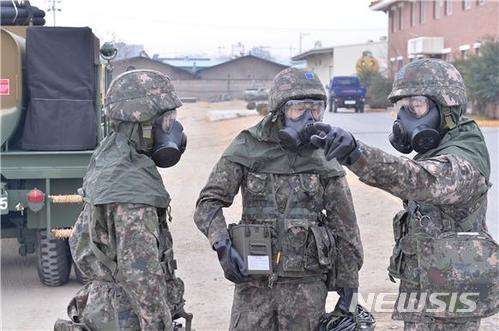 【대구=뉴시스】민경석 기자 = 지난 16일 공군 제11전투비행단에서 실시한 '화생방 통합 대응훈련'에서 장병들이 제독소 설치에 대한 지시를 받고 있다. 2018.01.17. (사진=공군 제11전비 제공)photo@newsis.com