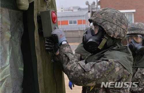 【대구=뉴시스】민경석 기자 = 지난 16일 공군 제11전투비행단에서 실시한 '화생방 통합 대응훈련'에서 훈련에 참가한 장병들이 제독소를 설치하고 있다. 2018.01.17. (사진=공군 제11전비 제공)photo@newsis.com