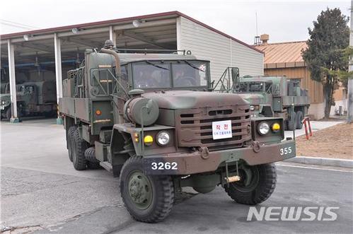 【대구=뉴시스】민경석 기자 = 지난 16일 공군 제11전투비행단에서 실시한 '화생방 통합 대응훈련'에서 제독요원들이 K-10 제독차량을 타고 현장으로 출동하고 있다. 2018.01.17. (사진=공군 제11전비 제공)photo@newsis.com