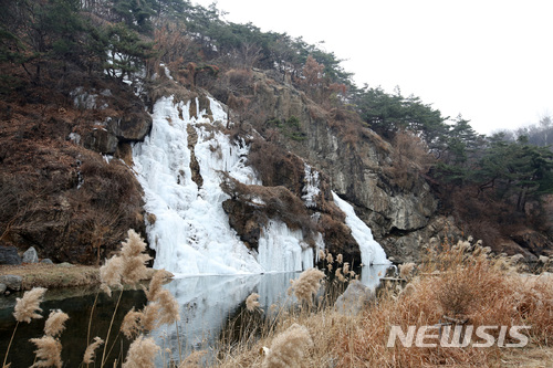【서울=뉴시스】빙벽으로 변신한 서울 서대문구 홍제천 인공폭포. (사진 = 서대문구 제공) photo@newsis.com