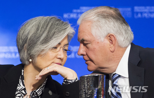 【밴쿠버=AP/뉴시스】강경화 외교장관이 16일(현지시간) 캐나다 밴쿠버에서 열린 '한반도 안보와 안정에 관한 외교장관회의'에 참석해 렉스 틸러슨 미국 국무장관과 대화하고 있다. 2018.1.17