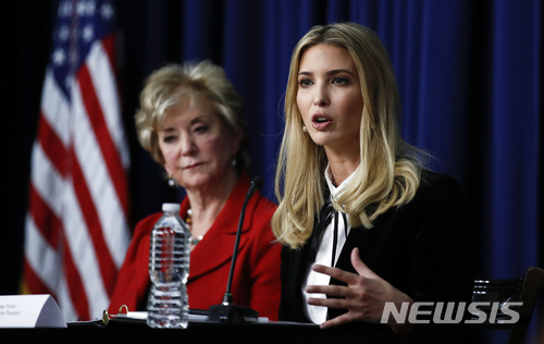 【워싱턴=AP/뉴시스】도널드 트럼프 미국 대통령의 딸 이방카가 16일(현지시간) 워싱턴 백악관의 행정동인 아이젠하워 빌딩에서 열리고 있는 여성 관련 행사에서 발언하고 있다. 왼쪽은린다 맥마흔 중소기업청장이다. 2018.1.17 