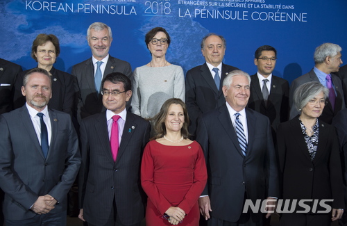 【밴쿠버=AP/뉴시스】강경화 외교부 장관(앞줄 오른쪽) 등 각국 외교 장관들이 16일(현지시간) 캐나다 밴쿠버에서 열린 '한반도 안보와 안정에 관한 외교장관회의'를 마친 후 기념촬영을 하고 있다. 2018.1.17 