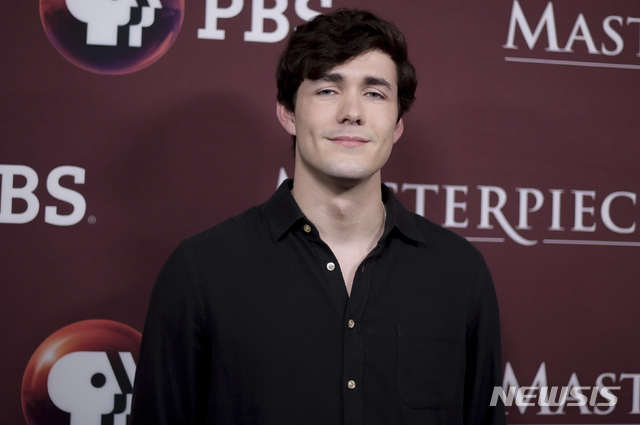 【패서디나(미국)=AP/뉴시스】조나 하우어 킹이 지난해 1월16일 PBS텔레비전비평가협회 겨울 언론 투어 기간에 포토콜 행사에 참여해 포즈를 취하고 있다. 2019.11.13