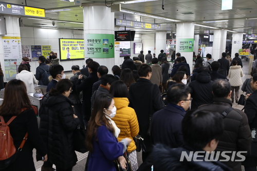 【서울=뉴시스】고승민 기자 = 서울시가 두번째 미세먼지 비상저감조치를 발령한 17일 오전 시민들이 서울 광화문역에서 지하철을 무료로 이용하고 있다. 2018.01.17.kkssmm99@newsis.com