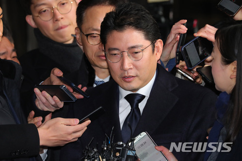 【서울=뉴시스】배훈식 기자 = 100억원 대 비자금 조성 의혹을 받고 있는 조현준 효성그룹 회장이 17일 오전 서울 서초구 중앙지방검찰청 앞에서 고개를 숙인 채 취재진의 질문에 답하고 있다. 2018.01.17.&nbsp; dahora83@newsis.com