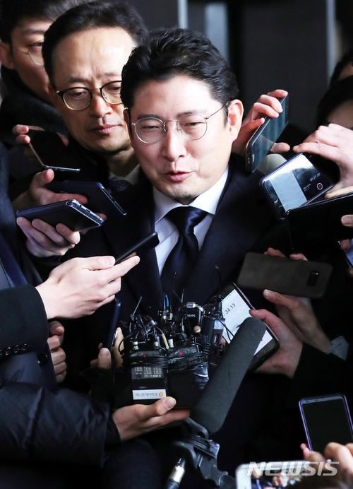 【서울=뉴시스】배훈식 기자 = 100억원 대 비자금 조성 의혹을 받고 있는 조현준 효성그룹 회장이 17일 오전 서울 서초구 중앙지방검찰청 앞에서 취재진의 질문에 답변하고 있다. 2018.01.17. dahora83@newsis.com