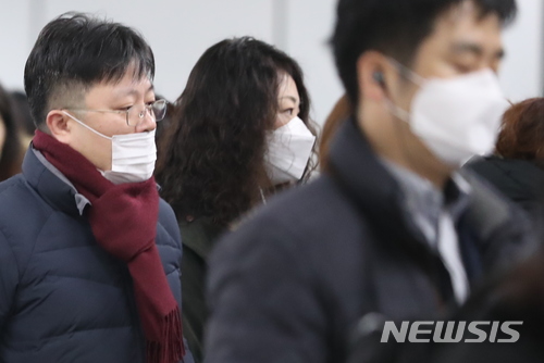 【서울=뉴시스】고승민 기자 = 서울시가 두번째 미세먼지 비상저감조치를 발령한 17일 오전 서울 지하철 광화문역에서 마스크를 착용한 시민들이 발걸음을 재촉하고 있다. 2018.01.17.kkssmm99@newsis.com