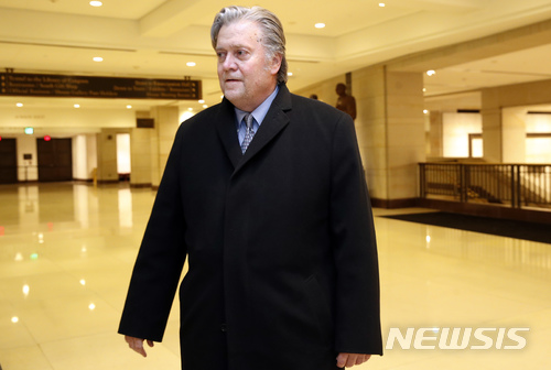 【워싱턴=AP/뉴시스】스티브 배넌 백악관 전 수석전략가가 16일(현지시간)하원 정보위원회 비공개 증언을 마치고 2018.1.17