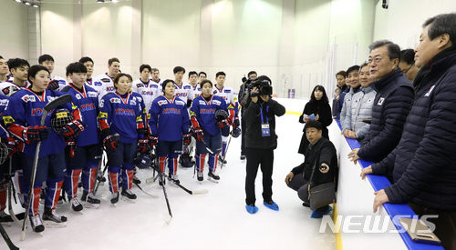 【진천=뉴시스】전신 기자 = 문재인 대통령이 17일 오전 충북 진천 국가대표 선수촌 빙상경기훈련관을 방문해 평창동계올림픽을 앞두고 훈련 중인 남녀 아이스하키 선수단 격려하고 있다. 2018.01.17. photo1006@newsis.com